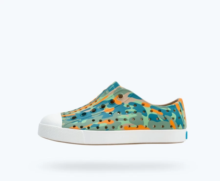 Native Shoes Jefferson Sugarlite Print Sneakers for Girls in Flax Tan/Shell White/City Eucamo